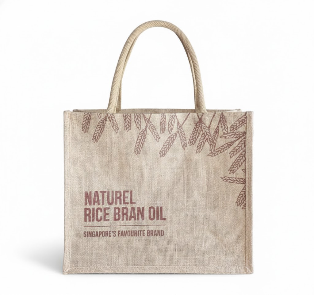 กระเป๋ากระสอบ สกรีนลาย บนพื้นสีขาว